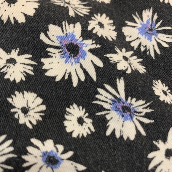 American Eagle Outfitters cotton shorts, daisies, size 8 - Picture 4 of 10